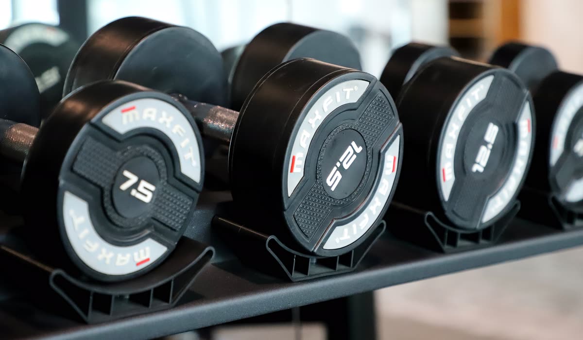 Hantelablage in einem Fitnessstudio