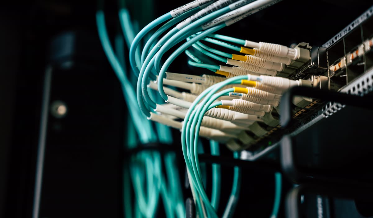 Netzwerkkabel in einem Serverschrank