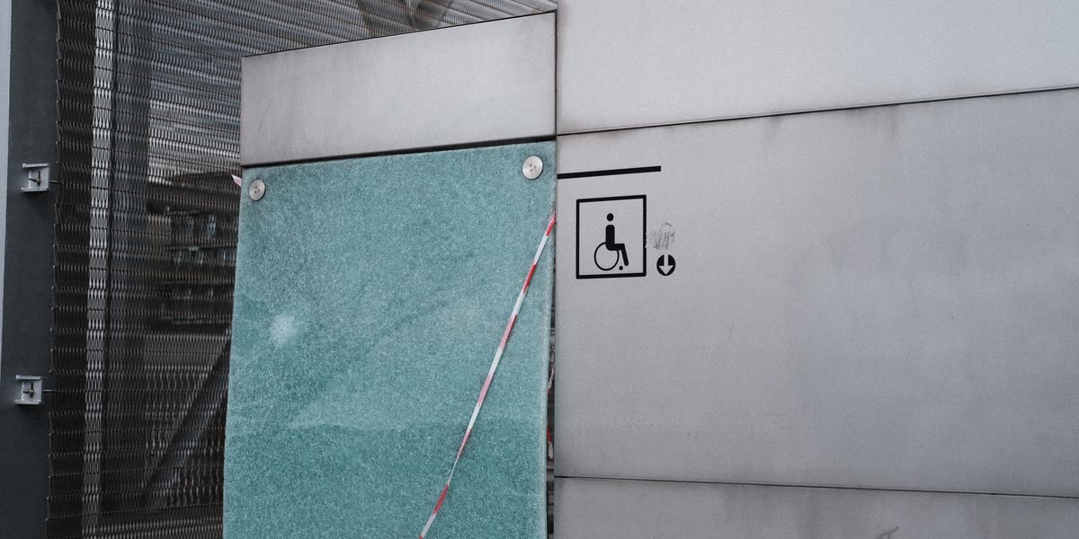Gebäudefassade mit dem Symbol für Rollstuhlzugang