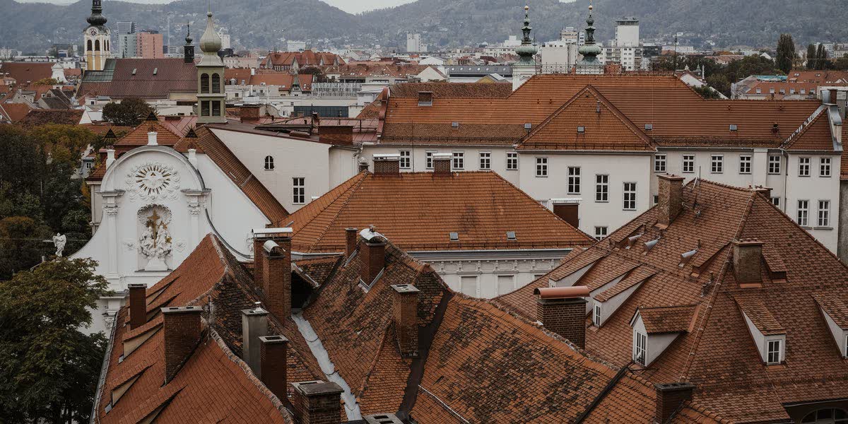 Blick über die Altstadt von Graz mit den roten Ziegeldächern