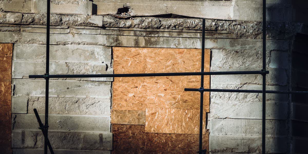Gerüst an einer Hausfassade während einer Sanierung